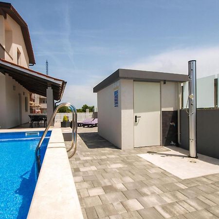 Wohnung Mit Grill, Pool Und Terrasse Штиньян Экстерьер фото