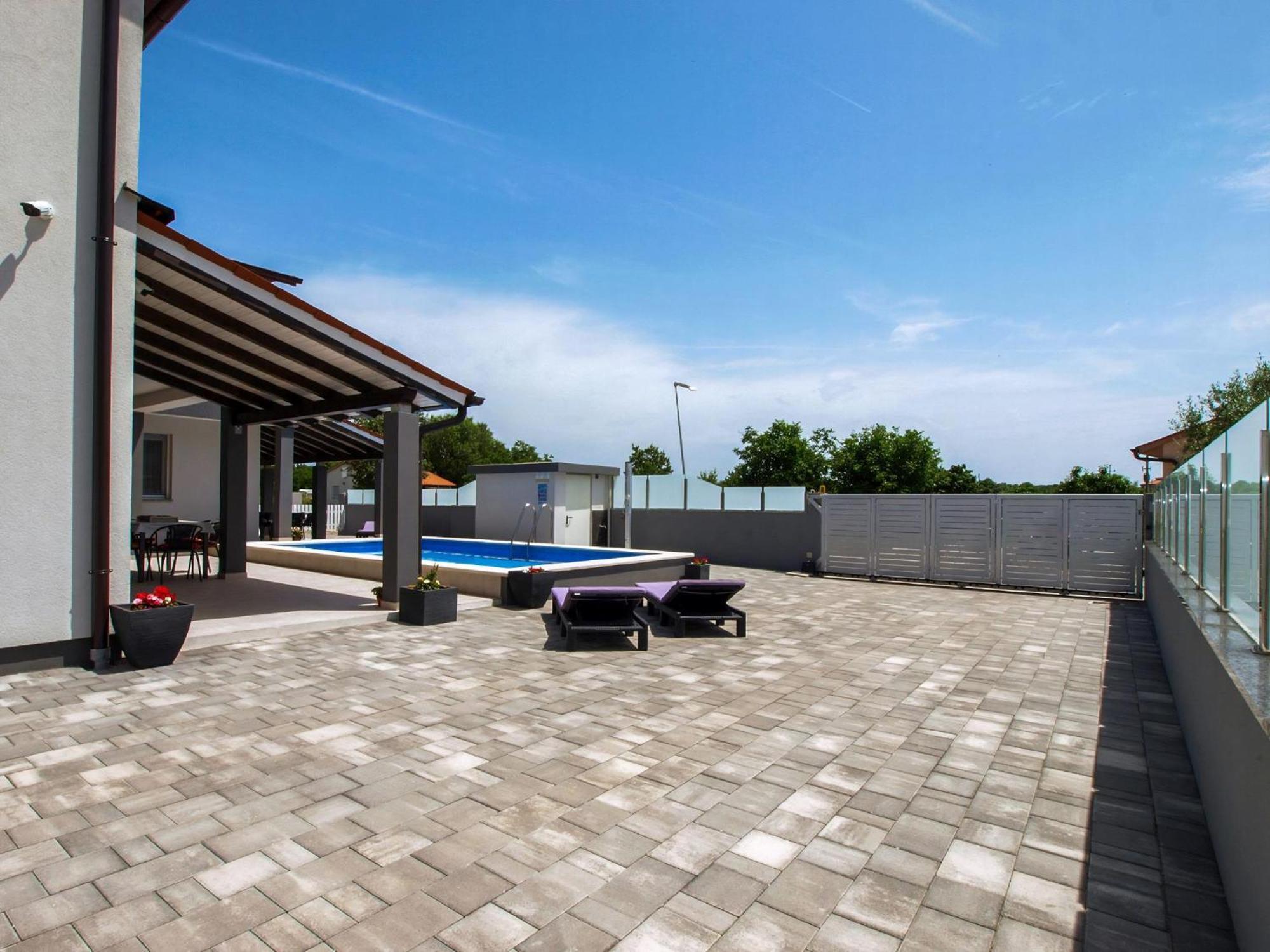 Wohnung Mit Grill, Pool Und Terrasse Штиньян Экстерьер фото